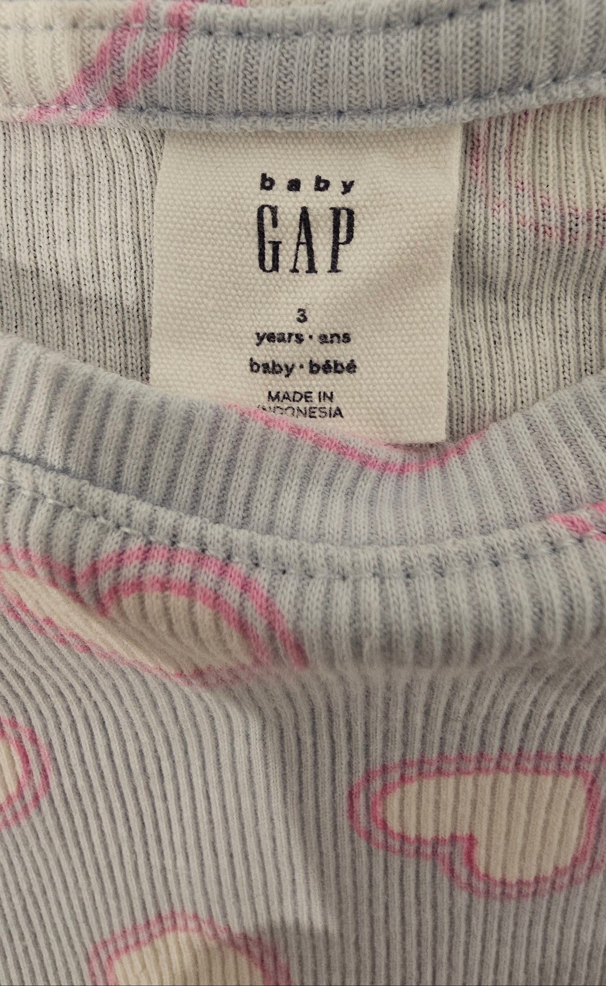 Baby Gap size label showing 3 years