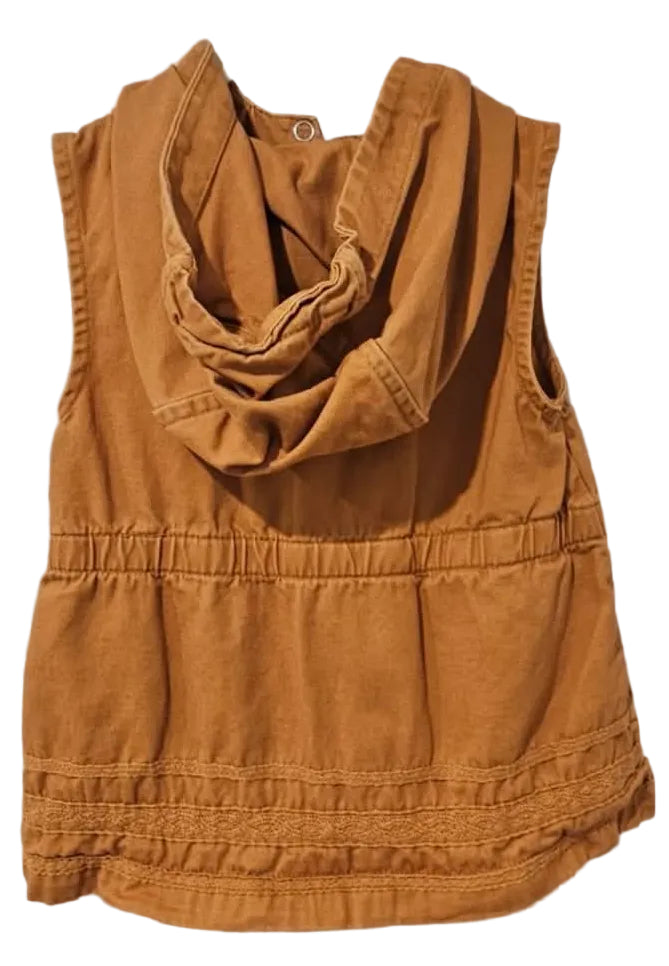 Back of Aspen Kids vest with hood and gathered waist